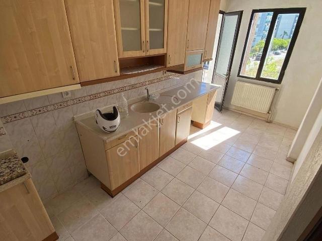 Ataşehirde 8258 Sokakta Arakat Kiralık 3+1 Daire