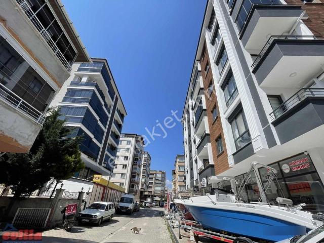 Atakent Anayola Bir Sokak Kiralık 1+1