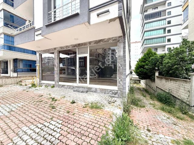 Atakent'te Merkezi Konumda 160 M2 Kiralık Depolu Dükkan