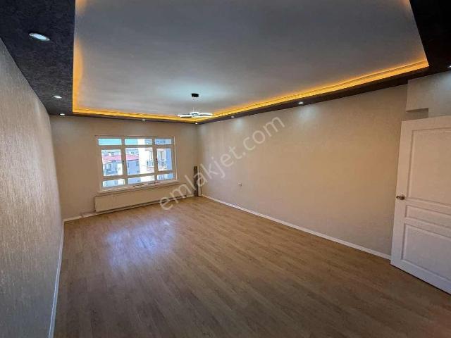 Atapark Cadde Üzerinde Manzaralı Ara Kat 3+1 Satılık Daire