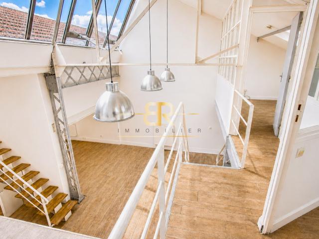 ATELIER D’ARTISTE LOCAL COMMERCIAL EN DUPLEX 150 M2 VERRIÈRES & VOLUMES CATHÉDRALE