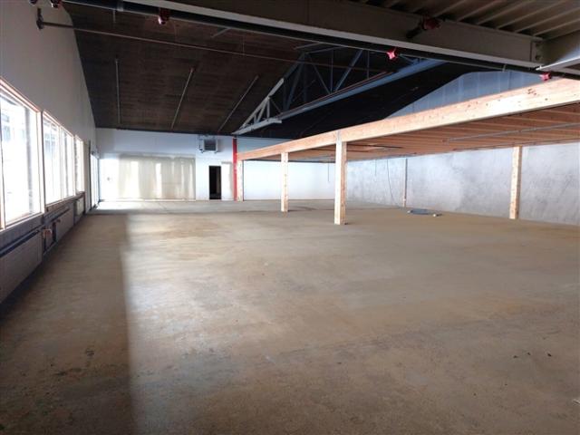 Werkstatt 582 m2 im Erdgeschoss – Mehrere Parkplätze – Höhe 4.5