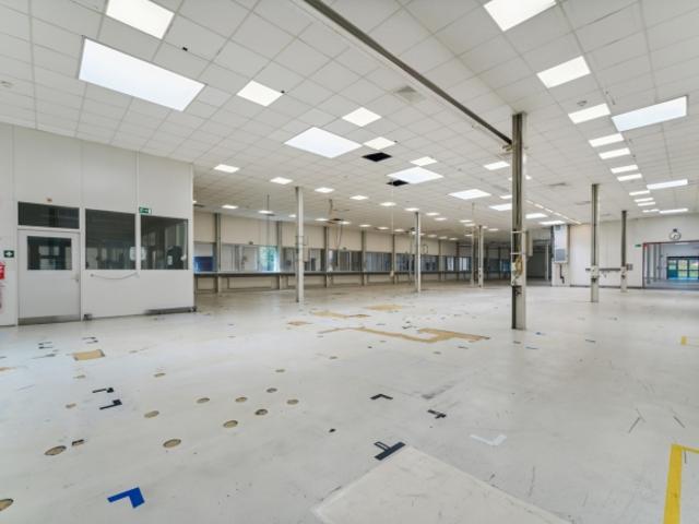 Atelier/box 345 m2 au rez porte sectionnelle hauteur 4m