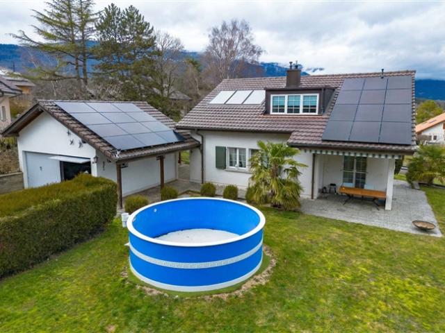 Atemberaubende 5 Zimmer freistehende Villa mit offenem Blick, überdachter Terrasse, oberirdischem Pool und großem grünen Garten
