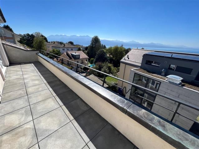 ATEMBERAUBENDE 5,5 ZIMMER WOHNUNG MIT BLICK AUF DEN SEE