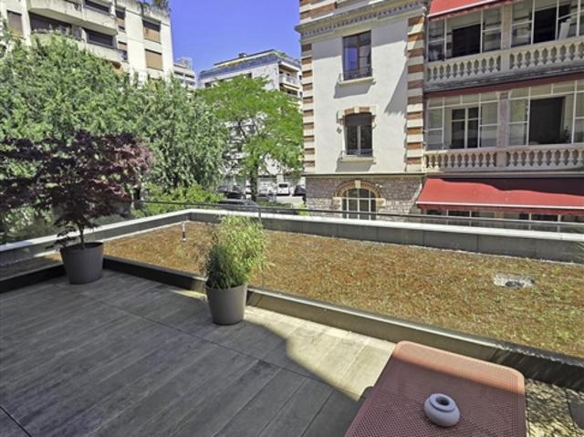 Atemberaubende, zeitgenössische 3 Zimmer Wohnung mit einer großzügigen Terrasse, voll möbliert