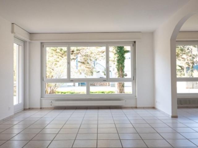 Atemberaubende renovierte 31/2 Zimmer Wohnung mit Balkon, Garage und offenem Blick