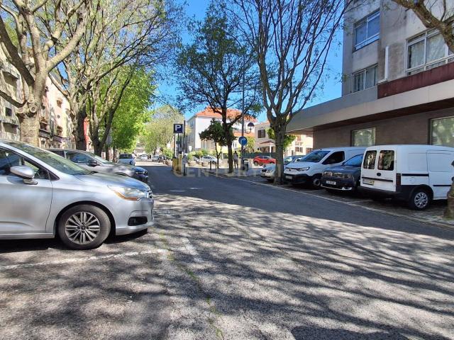 ATENÇÃO INVESTIDORES! Excelente oportunidade de investimento na Amadora. Escritório com 34 m² de área total, dividido em duas salas e corredor