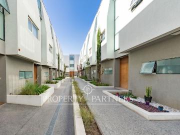 Atención amoblado! Venta de precioso Townhouse en condominio, semi nuevo y amoblado, en Peñalolén