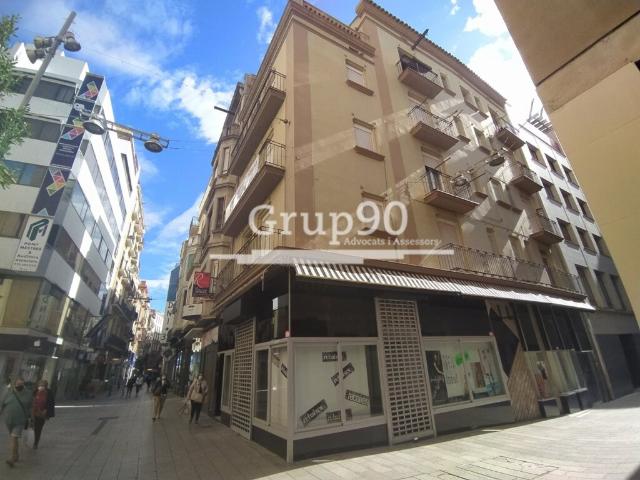 ATENCIÓN INVERSORES! EDIFICIO EN EL EIX COMERCIAL