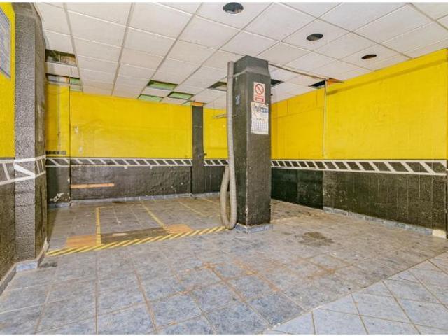 Atención Inversores! Local en Camino de Ronda 132D con posibilidad de cambio de uso a vivienda