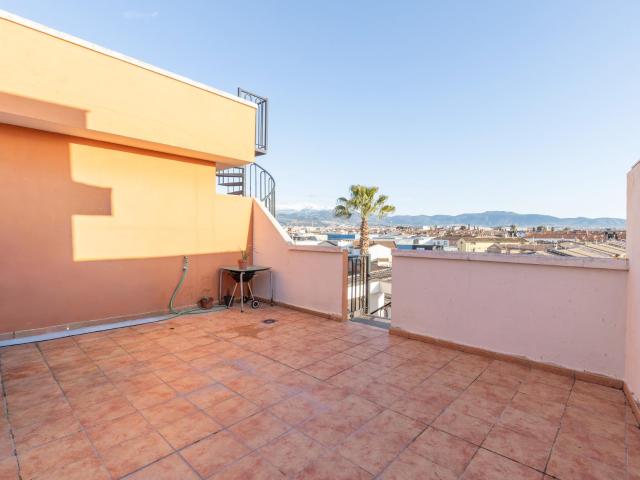 Ático tipo dúplex en tercera planta con ascensor, con plaza de garaje y trastero incluidos en el precio