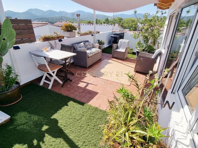 Ático tipo loft con terraza de 20 m² a pasos de la playa en el Puerto de Llançà