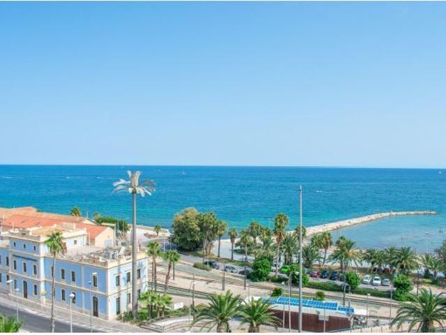 Ático único 7.ª planta aprox. 156 m2, terrazas incluidas en primera línea de la Playa del Postig