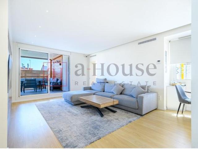 ÁTICO A TRES VIENTOS COMPLETAMENTE REFORMADO, CON TERRAZA PRIVADA DE 40M2 Y PISCINA COMUNITARIA EN L