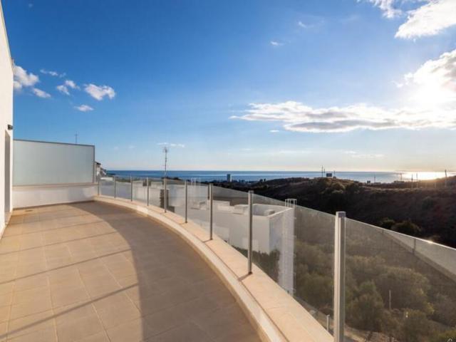 Ático contemporáneo a estrenar con vistas panorámicas al mar en Altos de los Monteros