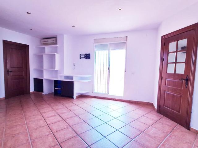 Ático con 3 dormitorios, 1 baño y 30m2 de terrazas junto a la Avda Jesús Rescatado!