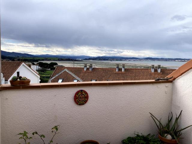 ÁTICO CON GRAN TERRAZA Y VISTAS AL MAR EN PEDREÑA