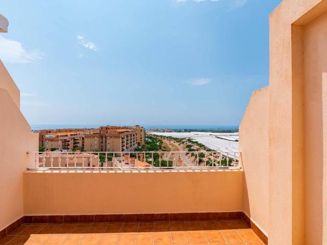 Ático con dos terrazas, vistas al mar, piscina y garaje en Aguadulce