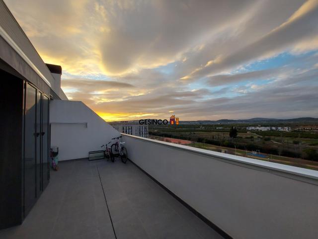 ATICO CON EXCELENTE TERRAZA Y PLAZA DE GARAJE CON TRASTERO ¡COMO NUEVO!