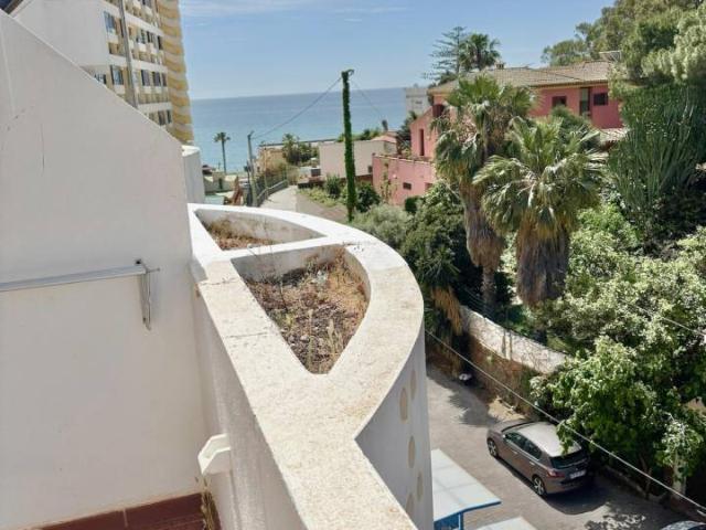 ÁTICO CON SOLÁRIUM PRIVADO CON VISTAS AL MAR LATERAL, A SOLO 100 METROS DE LA PLAYA – BENALMÁDENA COSTA