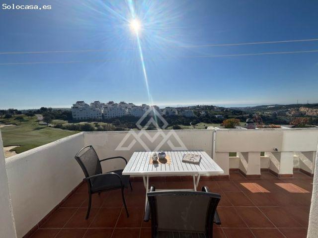 Ático con solárium y vistas panorámicas al mar y golf en Valle Romano, Estepona