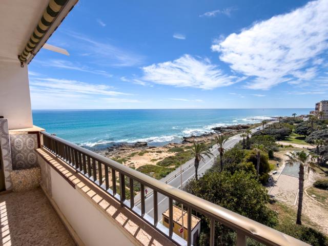 Ático con terraza y vistas frontales al mar en Cabo Cervera