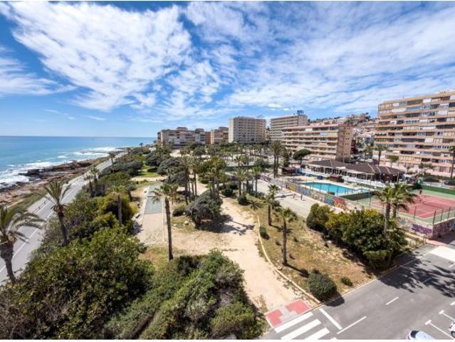 Ático con terraza y vistas frontales al mar en Cabo Cervera
