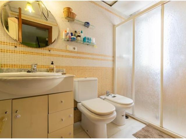 ? ÁTICO CON TERRAZA, CUBIERTA SUPERIOR DE USO EXCLUSIVO Y AMPLIO TRASTERO EN FUENGIROLA