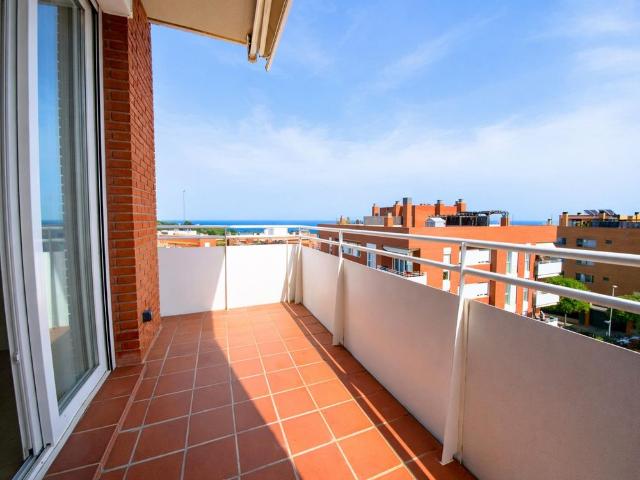 Ático con terraza de 80 m² y vistas al mar a 300 m de la playa de Montgat