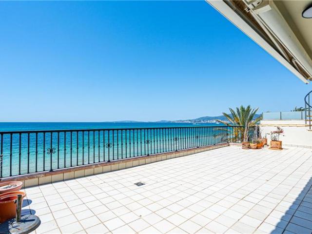 Ático con terraza en planta en 1º línea de playa con vistas panorámicas al mar