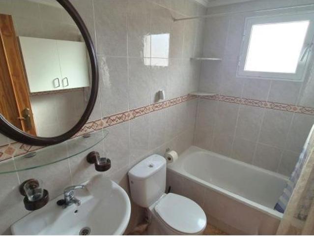 Atico con vistas despejadas de dos dormitorios y piscina comunitaria en Torrevieja