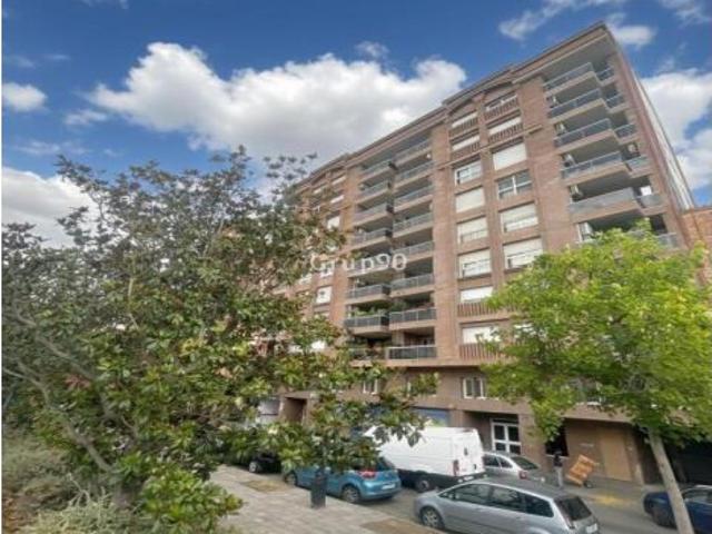 Ático con vistas panorámicas abiertas al horizonte, ¡a pocos minutos del Eix Comercial!