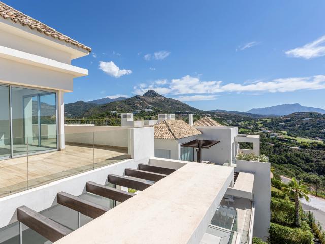 Ático con Vistas Panorámicas al Mar y Terraza Privada en Nagüeles – Marbella