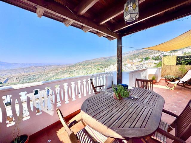 Ático de 2 dormitorios con gran terraza y vistas en Válor