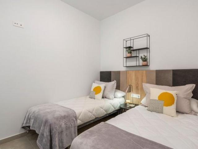 ÁTICO DE 2 DORMITORIOS CON PISCINA COMUNITARIA A 150 METROS DE LA PLAYA DEL CURA TORREVIEJA