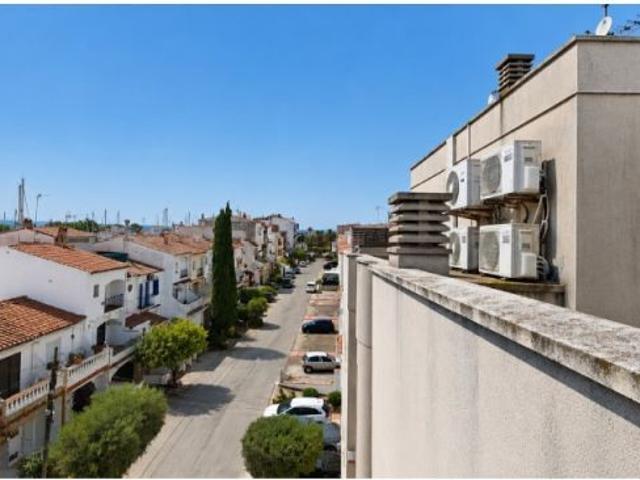 Atico de 2 dormitorios, solarium, amarre, trastero y parking