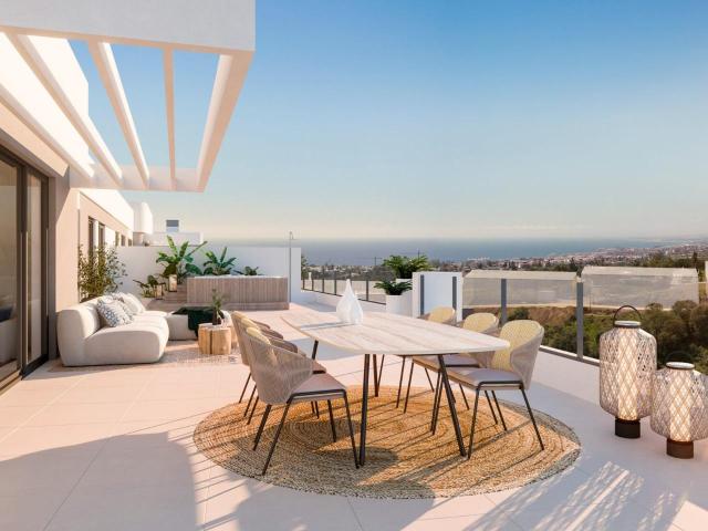 Ático de 2 dormitorios y 2 baños con amplia terraza y vistas al mar. Altos de Los Monteros, Marbella