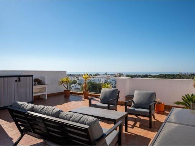 ÁTICO DE 2 DORMITORIOS Y 2 BAÑOS CON IMPRESIONANTES VISTAS AL MAR