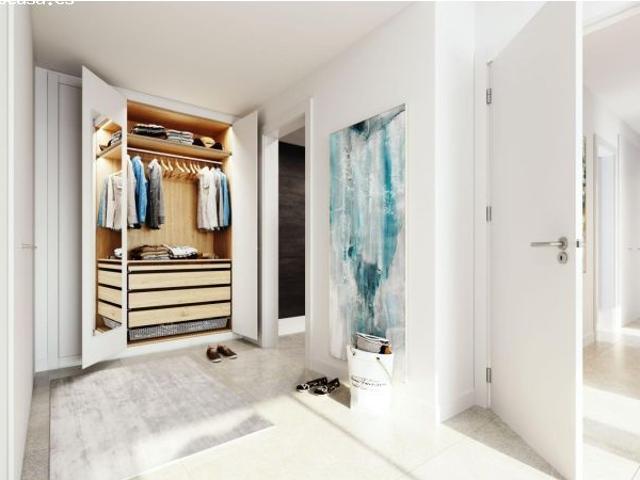 Ático de 2 dormitorios y 2 baños con solarium y vistas al mar. Estepona