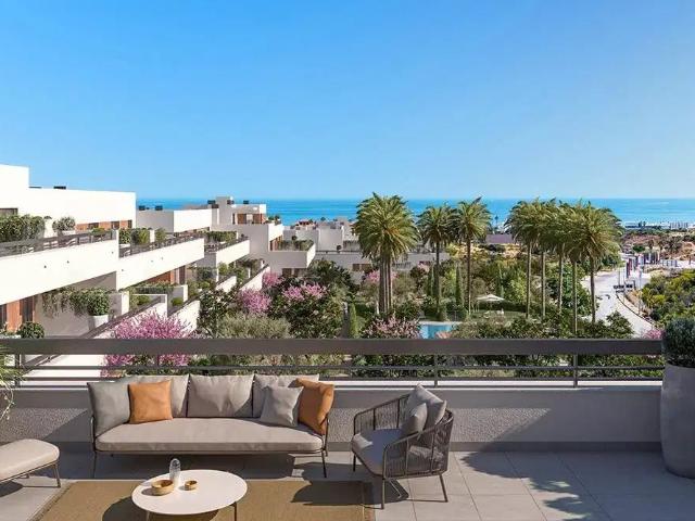 Ático de 2 Dormitorios y 2 Baños con Vistas al Mar y Amplias. 98m² Estepona