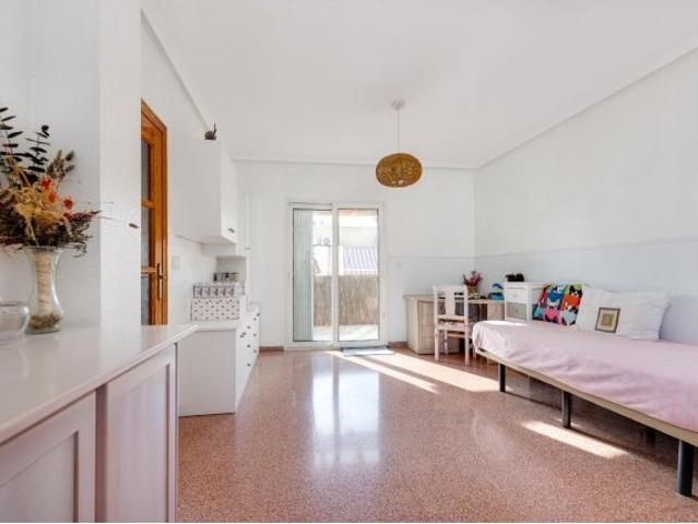 Ático de 2 dormitorios, 2 baños y solárium privado junto al mar
