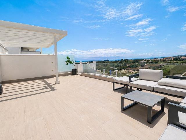 Ático de 2 habitaciones en venta en la Nueva Golden Mile de Estepona