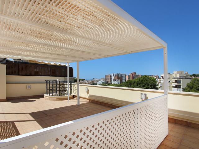Ático de 3 dormitorios con terraza en la azotea en alquiler