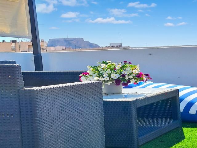 Ático de 3 dormitorios en San Blas–Santo Domingo, Alicante con terraza, solárium y vistas panorámicas