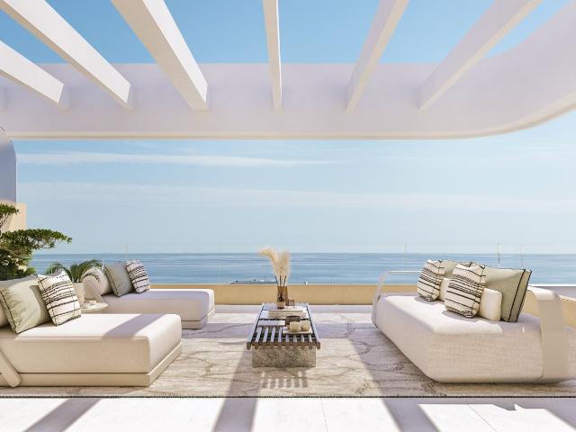 Ático de tres dormitorios con vistas panorámicas al mar y so. 162m² Estepona