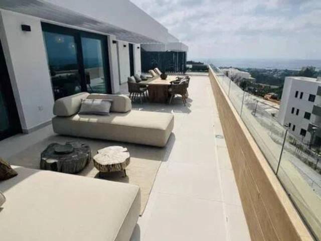 Ático de tres dormitorios contemporáneo reformado a estrenar con vistas panorámicas al Mediterráneo