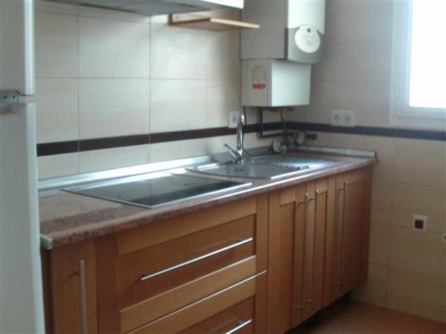 Ático de un dormitorio con amplia terraza, cocina independiente, salón y dormitorio con armario empotrado. Plaza de garaje y trastero incluidos en el precio