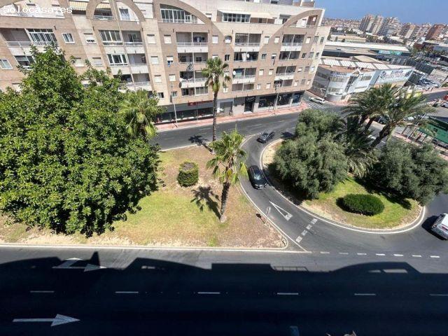 Ático de diseño contemporáneo completamente reformado con terraza grande, piscina y trastero en Torr