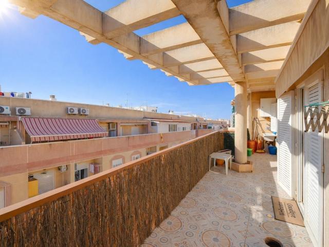 Ático de dos dormitorios y dos baños con amplia terraza en Torrevieja